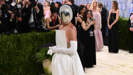 Платье из пузырей и образ живой статуи: чем удивил бал Met Gala в Нью-Йорке