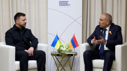 «Дешевое шоу»: Захарова про беседу Пашиняна и Зеленского на английском языке