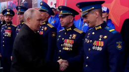 Путин пожал руки участникам СВО после Парада Победы