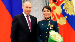 Первая женщина Герой России на СВО смотрела парад рядом с Путиным в Москве