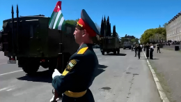 В Абхазии прошел парад Победы с военной техникой и авиацией