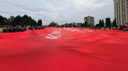 В Молдавии в конце автопробега развернули гигантскую копию Знамени Победы