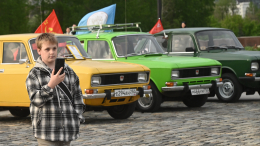 «Победы» и «Чайки»: в Москве прошел парад ретроавтомобилей в честь 9 Мая