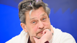 Человек «изнутри времени»: Александр Домогаров спел кавер-версию песни «Любэ»