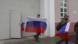 Самолет с вернувшимися из плена российскими военными сел в Подмосковье