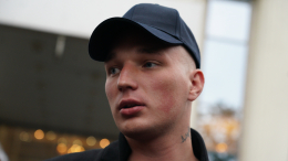 Блогер Эдвард Бил проехался на диване по Патриаршим прудам