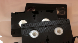 От «Друзей» до школьных выпускных: почему молодежь охотится за VHS-кассетами и пленками из 1990-х