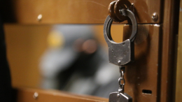 Скандал в суде: женщина родила ребенка, будучи прикованной наручниками к скамье