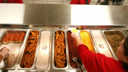 Десерт из почвы: школьники съели грязь, помогая голодающим
