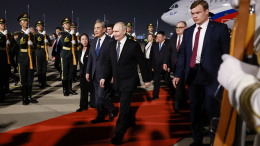 Как дома: кадры с Путиным в аэропорту Пекина покорили миллионы пользователей