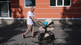 Папы ушли в декрет: почему мужчины все чаще сидят с детьми