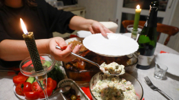 Опасная привычка: почему нельзя ложиться на диван сразу после ужина
