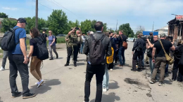 Иностранные журналисты прибыли на место теракта ВСУ в Старобельске в ЛНР
