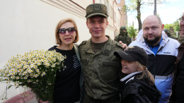 Преданные фанаты, мать в слезах и коллеги: кто и как встретил Глеба Калюжного из армии
