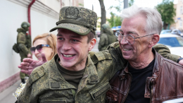 Звезда «Сватов» пришел на встречу Глеба Калюжного из армии