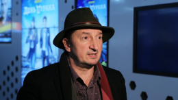 Редкий выход в свет: Александр Лыков с женой пришли на премьеру к сыну Матвею