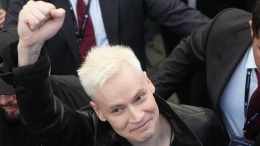 SHAMAN выпустил песню «Россия-мама»: в клипе иноагенты запели по его указке