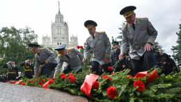 Цветы к памятнику «Пограничники Отечества» возложили в Москве