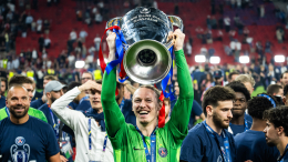Жена Сафонова составила российский флаг из пакетов на финале Лиги чемпионов