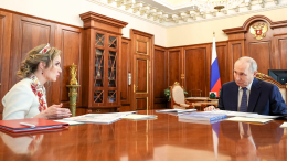 Львова-Белова доложила Путину о снижении количества социальных сирот в России