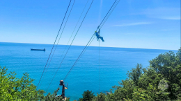 В Крыму сотрудники МЧС спасли застрявших на канатной дороги туристов с детьми