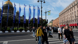 Петербург встретил гостей ПМЭФ летней погодой