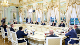 Острые вопросы и военная тайна: как прошла встреча Путина с руководителями информагентств