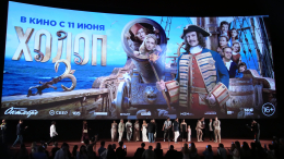 Петровские манеры и современный шик: звезды на красной дорожке премьеры «Холопа‑3»