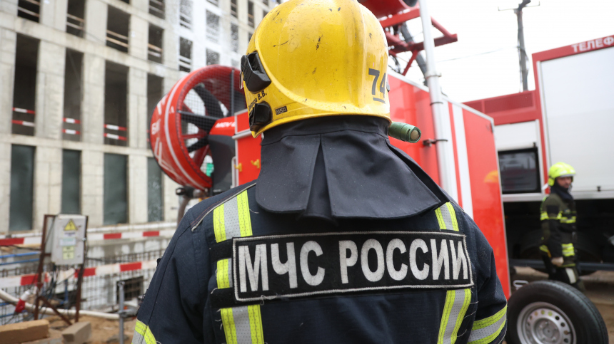 Многоэтажный дом загорелся на западе Москвы