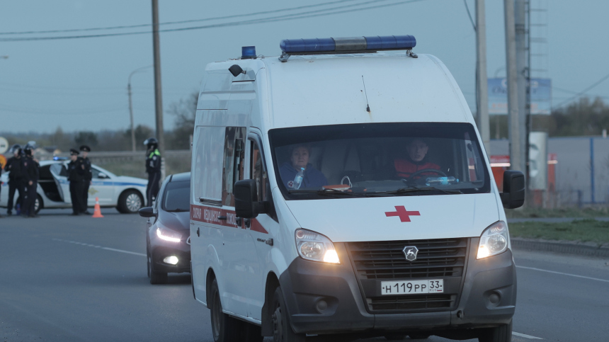 В Грозном автомобиль на высокой скорости влетел в пожарное депо: есть погибшие