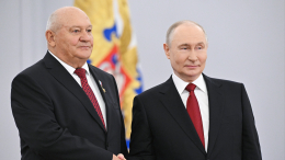 Путин поздравил выдающихся деятелей страны с Днем России