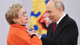 Путин вручил Марине Нееловой золотую медаль «Герой Труда»