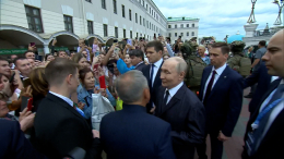 Путин в Казани пообщался с жителями и гостями города