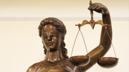 Суд отправил под домашний арест мужчину, который избил подростка во Владивостоке