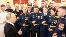 «Технологии не заменят мужество»: Путин встретился с выпускниками военных вузов