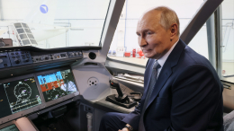 Сделали шаг вперед: Путину показали кабину нового самолета SuperJet-100