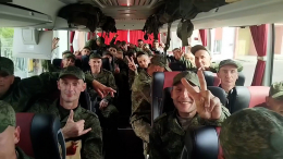 «Россия, привет!» — кадры возвращения 160 бойцов СВО из украинского плена