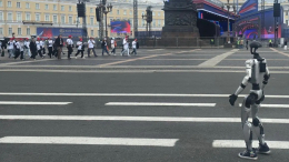 Танцующий робот встретил выпускников на «Алых парусах» в Санкт-Петербурге