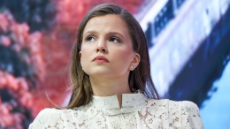 «Разделит со мной»: актриса Здорик заплакала, думая о сестре на «Алых парусах»