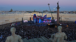 «В добрый путь»: учителя дали выпускникам напутствия на «Алых парусах — 2026»