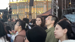 «Наша вторая весна»: гости из Китая подпевали звездам «Ландышей» на «Алых парусах — 2026»