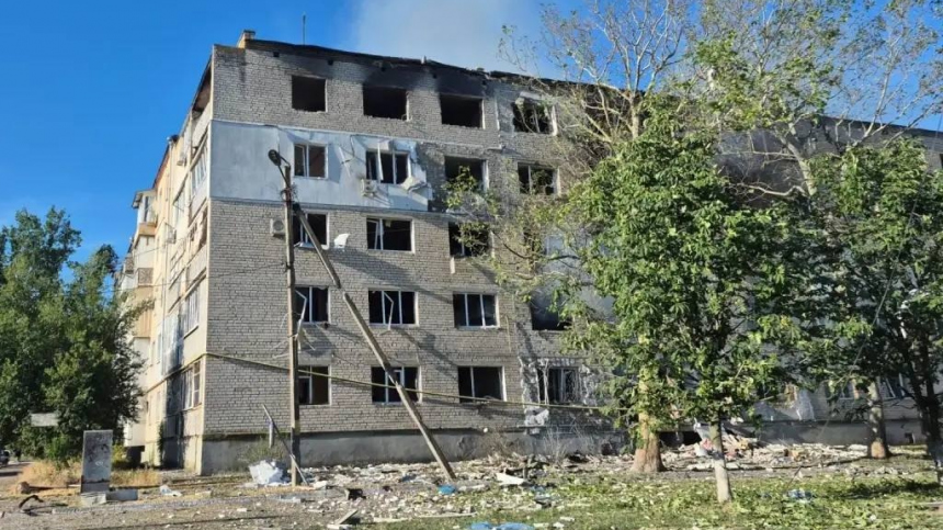 Многоэтажный дом пострадал после минометного обстрела ВСУ Каховки Херсонской области