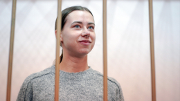 «Сигареты — типа валюта»: Митрошина показала собранную в СИЗО сумку