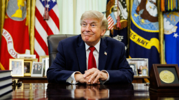 Цыганский шик: Трамп получил в подарок перстень из 321 бриллианта