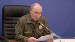 Опубликованы кадры визита Путина в пункт управления объединенной группировки войск