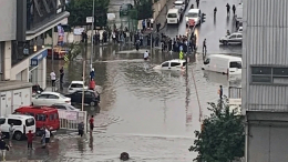 Стамбул тонет: ливни парализовали движение и затопили рынки