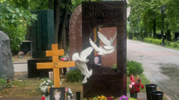 Юлия Меньшова приехала на могилу отца в годовщину его смерти