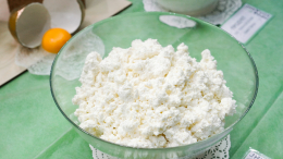 Простой продукт с большим эффектом: можно ли есть творог каждый день