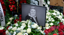 Утонула в цветах, а рядом — мать: как выглядит могила Светланы Масляковой