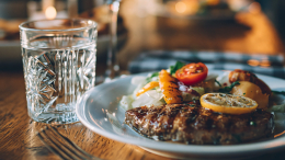 Азарт и постыдное удовольствие: почему чужая еда кажется нам вкуснее